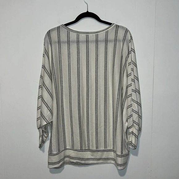 Chicsoul.com USA White & Gray Soft Women’s Top 1053 - Picture 2 of 4